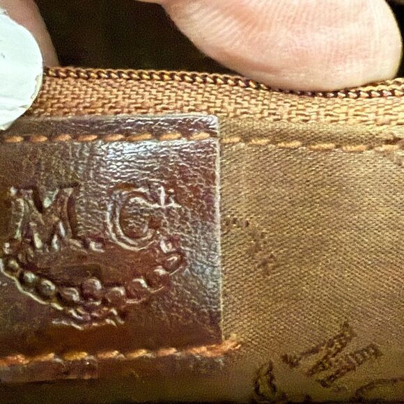 Chic Dark Brown Croc-Embossed Shoulder Bag - Picture 8 of 10